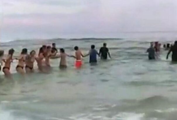 VIDEÓ: 80-fős élőlánc mentette ki a bajba jutott családot a tengerből Florida partjainál