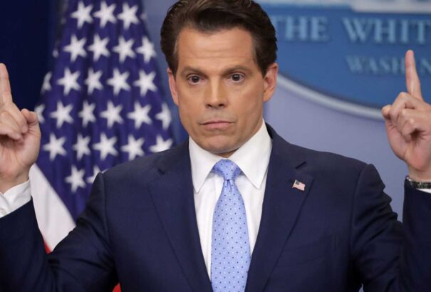 Kínos: 10 nap után menesztették a Fehér Ház kommunikációs igazgatóját