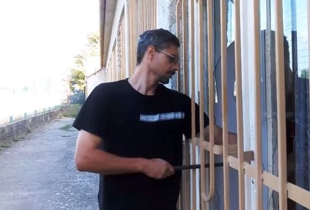 Ámokfutás Kétyen – Pajszerral esett neki a polgármester az óvoda épületének – Videó