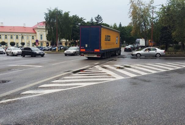 Kisváros nagy forgalommal: Amikor egy hiányzó körforgalomról Ipolyságon csak körbe-körbe papolnak