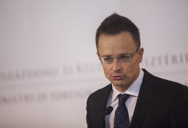 Szijjártó: Azokat büntetnék, akik nem akarják a bevándorlókat beengedni