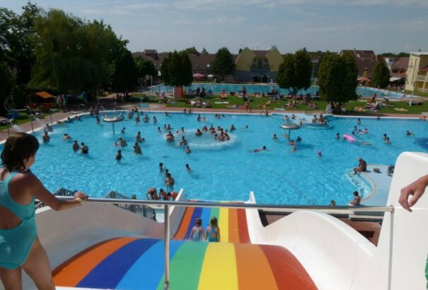 Megtelnek a strandok a meleg időben, folyamatosan ellenőrzik a vizek minőségét