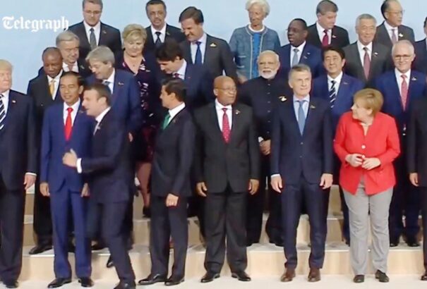 Amikor a nárcisz megindul: Macron és a protokoll a G20 csúcson (Videó)