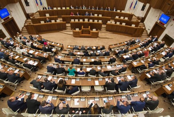 A parlamenti képviselők 1000 euróval emelnék saját fizetésüket – csak két párt ellenzi a dolgot