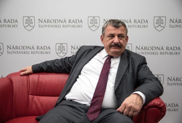 Az SNS nekiment a Most-Hídnak: a nemzetiek szeretnék meghatározni, mit tanuljanak a gyerekek