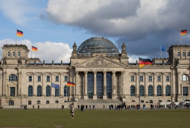 Náci karlendítéssel fotózkodó kínai turistákat vettek őrizetbe Berlinben