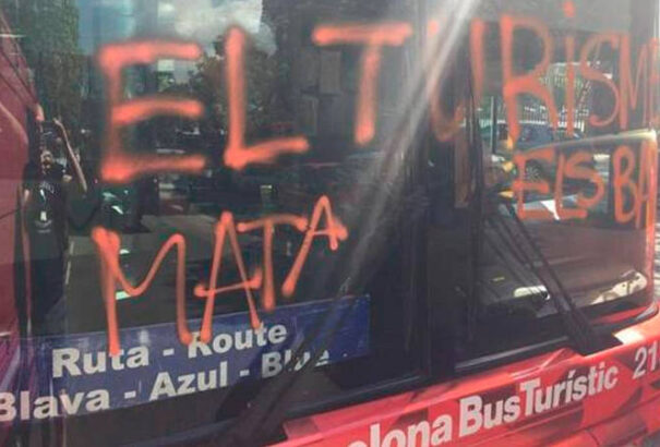 Vandalizmussal tiltakoznak a tömegturizmus ellen Barcelonában és Palma városában