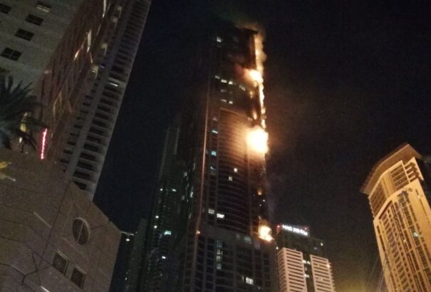 VIDEÓ: Hatalmas tűz ütött ki Dubai egyik legmagasabb toronyházában