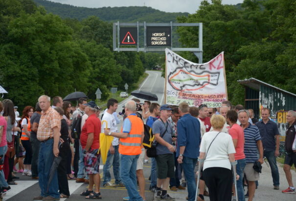 Peter Schutz: Populisták Szoroskő alatt