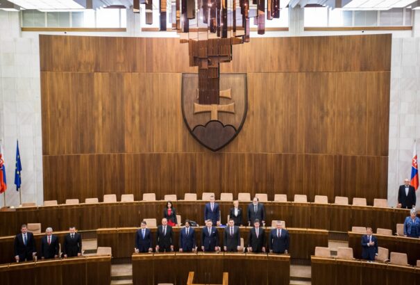 Lecserélték a parlament üléstermének csillárját