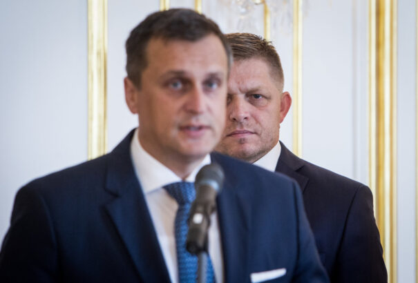 Az SNS Richter fejét követeli. Fico bizalmi szavazással kötné össze az indítványt