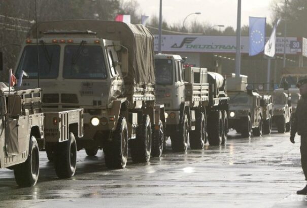 Ismét katonai konvoj halad keresztül Szlovákián