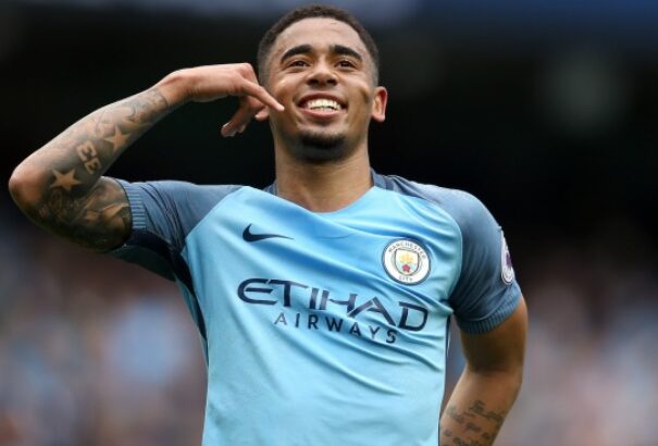 Milliókat keres, de csak a zsebpénzét költi el. A Premier League sztárjának fizetését az édesanyja kezeli