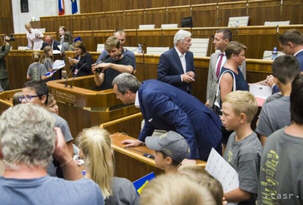 „A képviselőknek abszolválniuk kell az IQ-tesztet”? – kérdezték a gyerekek Dankotól a parlamentben