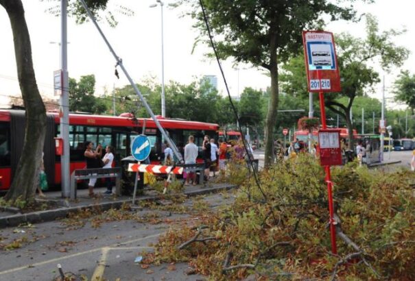 Orkán erejű szélvihar tombolt Szlovákia-szerte