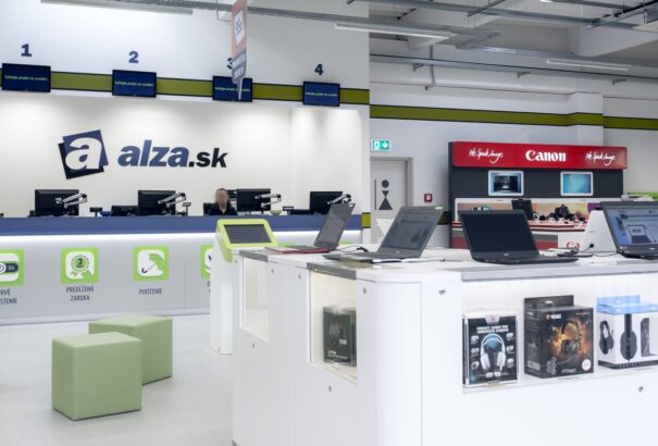 Hiába a munkaszüneti nap, az Alza üzletei nyitva tartanak