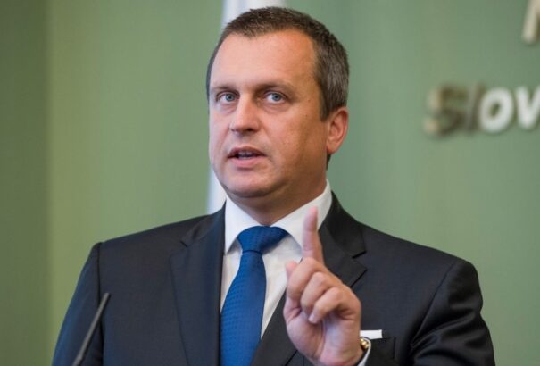 Danko üzenete az emberjogi biztosnak: vegyék le a szivárványos zászlót