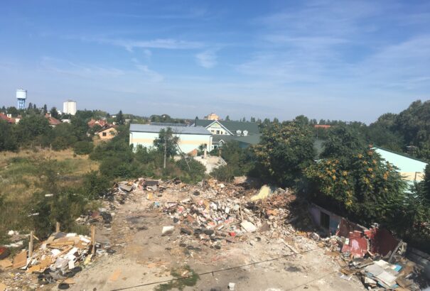 Dunaszerdahely: Nagy még a rendetlenség, de a romhalmaz és a sok szemét eltűnik a Bősi úti felüljárónál