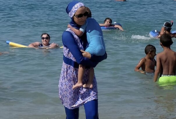 Egy burkinit viselő nő verte ki a biztosítékot Kotlebáéknál és a büszke szlovákoknál