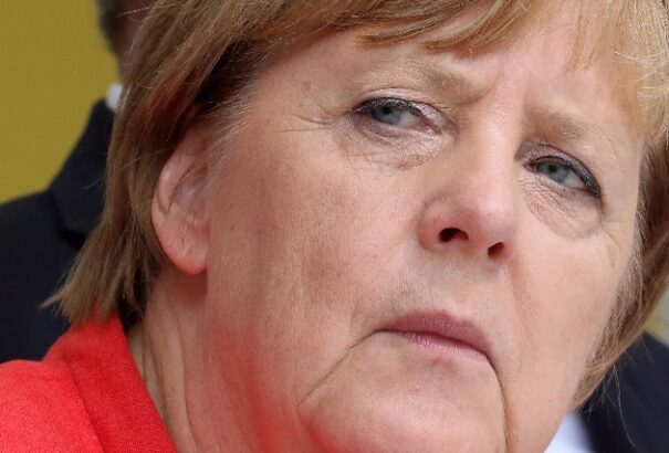 VIDEÓ: Így fütyülték ki Merkelt saját kampánynyitó rendezvényén