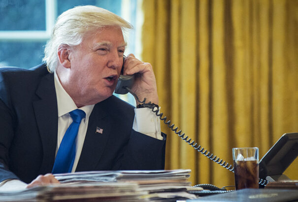 Kiszivárogtak Trump kínos telefonbeszélgetései