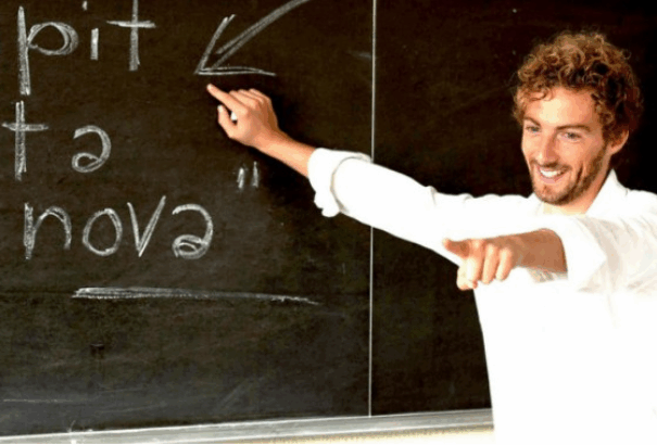 Egy olasz bestselleríró, aki cölibátusban él és a tinédzserek kedvence