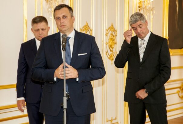 Mélyül a kormányválság: Danko visszatért, SMS-ben üzent Bugáréknak