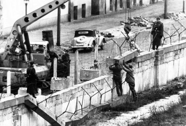 56 éve kezdték el építeni a berlini falat