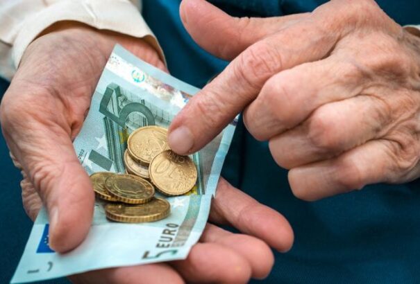 A pénteki államünnep miatt tolódik a nyugdíjak kifizetése