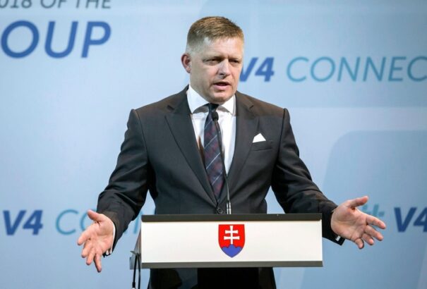 Robert Fico hátat fordított a V4-eknek