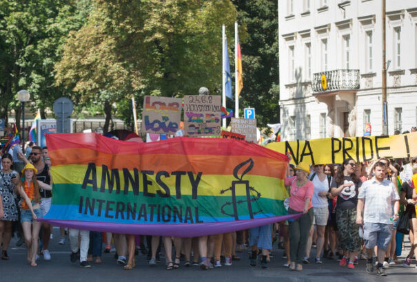 Az állam százezrekkel támogatta a Szivárványos Pride mögött álló civileket