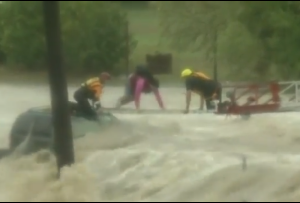 VIDEÓ: Elsodorta az ár, az autója tetejéről mentették ki a szerencsétlenül járt férfit