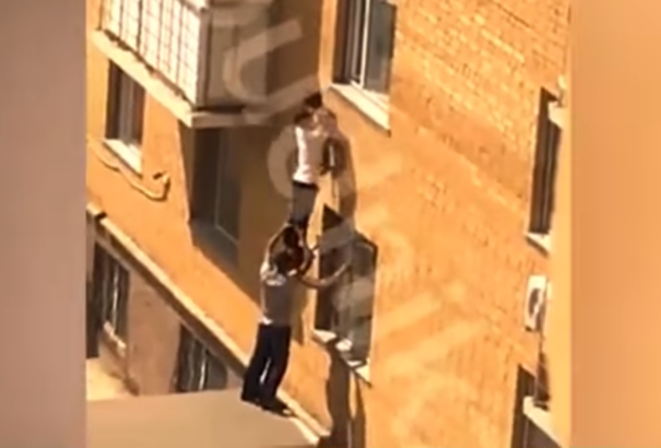 VIDEÓ: Emberi piramist alkotva mentették ki a kislányt a második emeleti ablakpárkányról