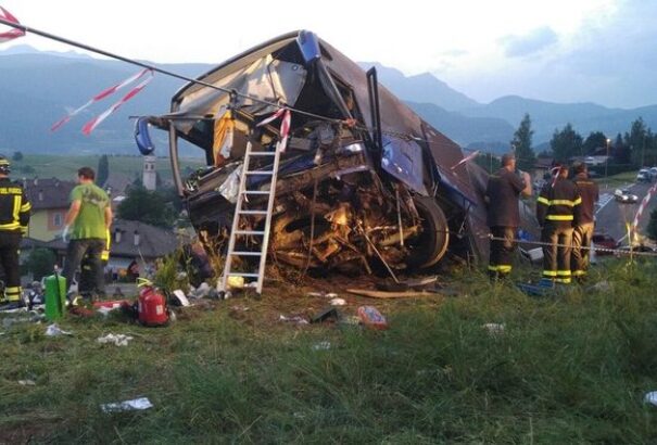 Egy cseh turistákat szállító busz karambolozott Olaszországban