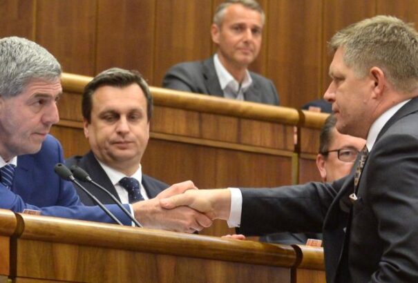 Dankot legyőzték és porig alázták. A politológus szerint Bugárnak megfelel, hogy partnerei egymást gyengítik