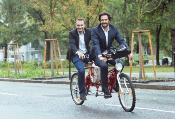 Tandem kerékpáron érkezett a kormányülésre Gajdoš és Kaliňák