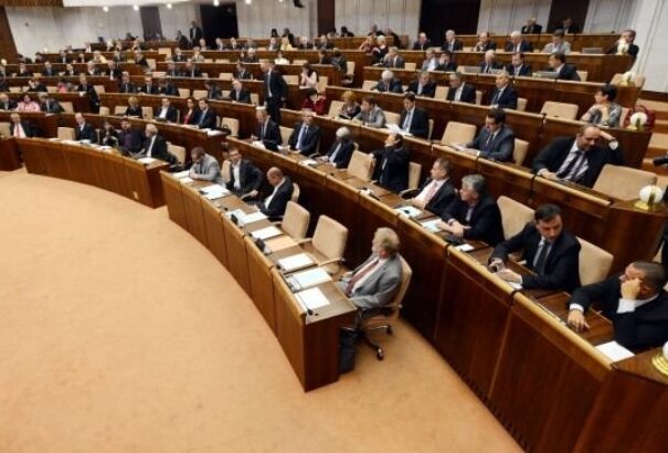 Adósságfék, Smer – Most-Híd szakítópróba – ez várható az uborkaszezon utáni első parlamenti ülésen