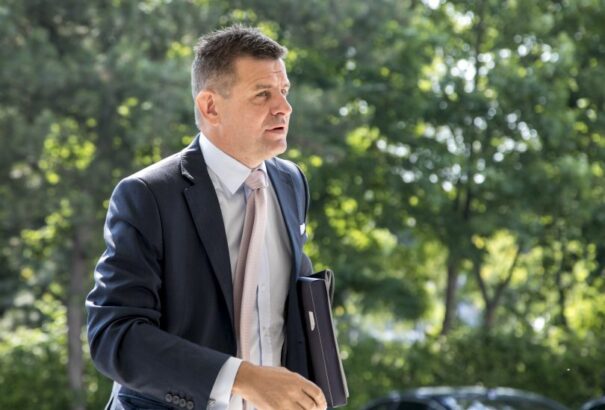 Valami bűzlik Solymos miniszter vagyoni helyzete körül