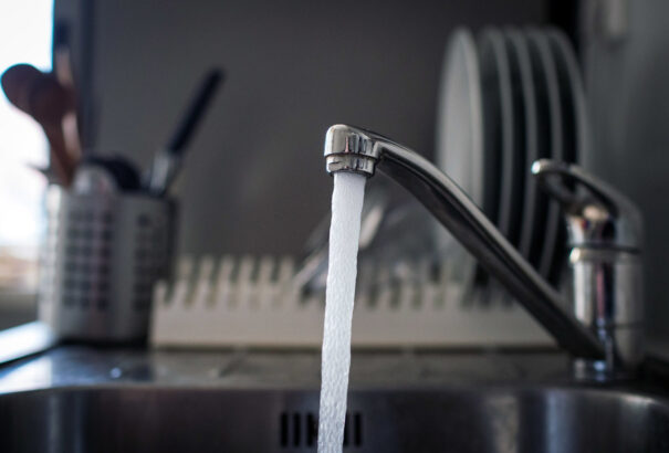 Az ivóvízben fellelhető mikroműanyagok Szlovákiában senkit sem érdekelnek