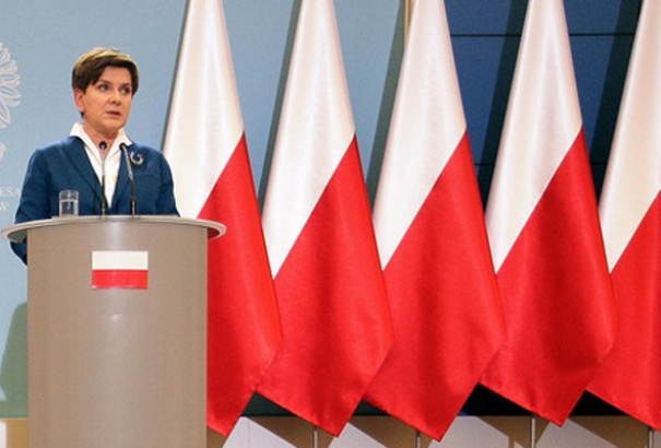 Lengyel kormányfő: Szlovákiát kivonták a kötelezettségszegési eljárás alól, hogy szétverjék a V4 egységét