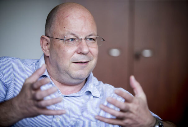 Kernová: Rezník kormánypárti hivatalnokok kezébe adta a hírszerkesztést