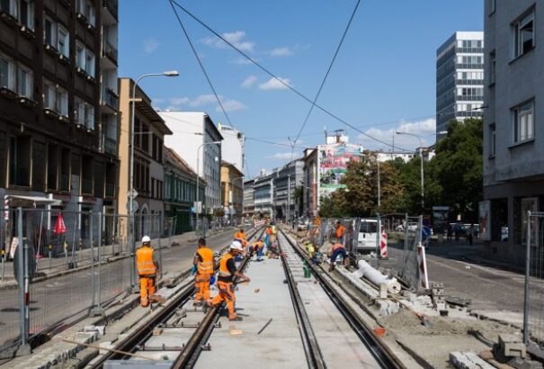 Egy hónappal meghosszabbodik a Kórház utcai (Špitálska) villamosvonal felújítása