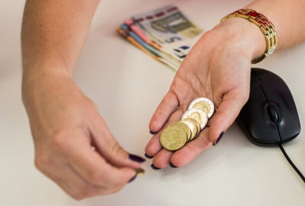 Az állam emelné a szociális segélyeket, de csökkentené a jogosultak számát is