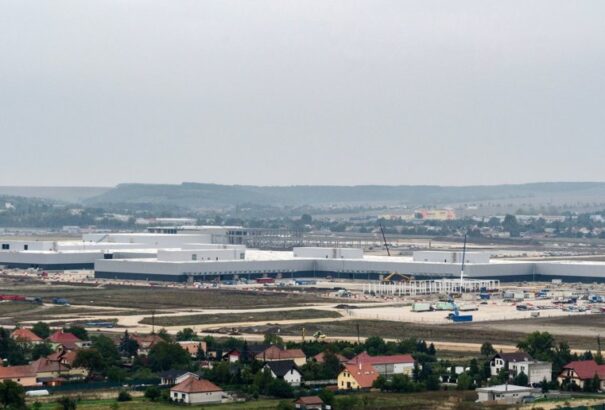 Egyre inkább hasonlít egy autógyárra a nyitrai Jaguar Land Rover (fotók)