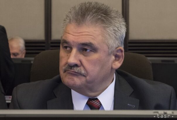 A kormány határozatban utasította el Richter leváltásának javaslatát. Az SNS nem támogatta