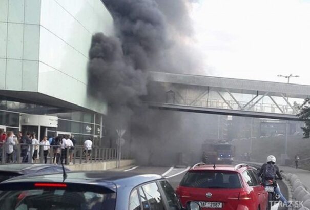 Tűzoltók oltják a lángokat a pozsonyi Auparknál