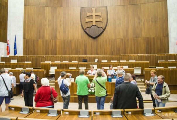 Kíváncsiság és releváns kérdések. Ezért látogattak el a parlamenti nyílt napra az emberek