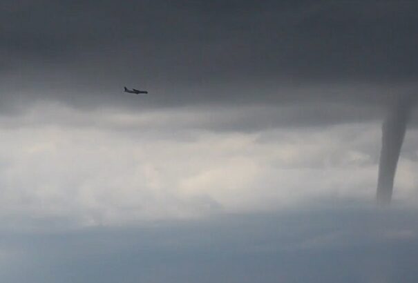 Elképesztő videó: tornádókat kerülgetve szállt le egy repülő Oroszországban