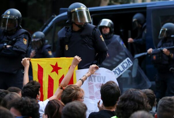 Még több spanyol rendőrt vezényelnek Katalóniába, hogy megakadályozzák a népszavazást
