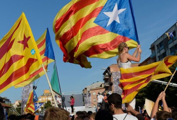 Katalán függetlenségi népszavazás: Pattanásig feszült a helyzet, a katonaságot is bevethetik